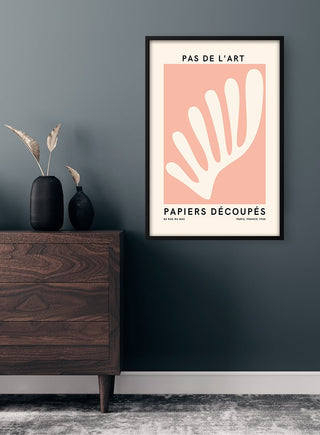 Framed Matisse-inspired Pas De L'art Plakat with abstract white cut-out hand on a pastel pink background.