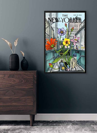 Framed New Yorker Plakat on a gray wall above a wooden dresser with decorative vases.