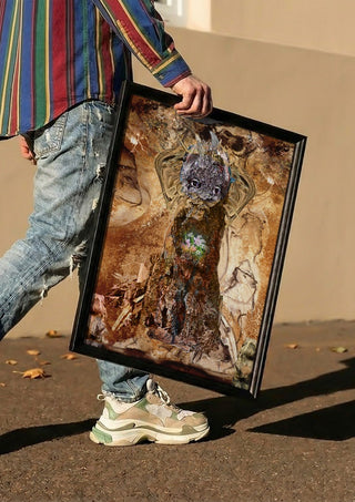 Tiden der var by Henrik Kock carried in a black frame along a sunny street