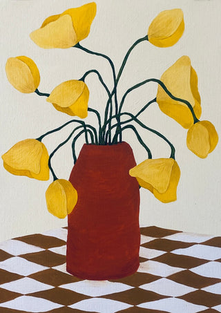 Gula blomster i terracottafärgad vas by Rebecka Hansson - yellow flowers in a terracotta vase on a brown checked cloth