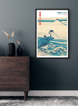 Framed Hokusai - Kajikazawa Plakat on a dark wall above a wooden dresser with decorative vases.