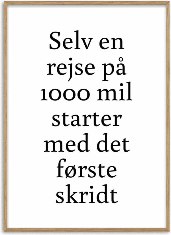 Minimalist poster with black text: "Selv en rejse på 1000 mil starter med det første skridt" on white background.